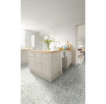 Helle Küche mit Kücheninsel und gemustertem Boden