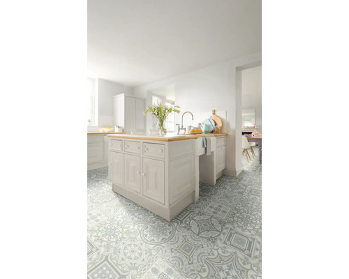 Helle Küche mit Kücheninsel und gemustertem Boden