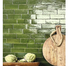 Wandgestaltung mit rechteckigen Fliesen und Holzelementen