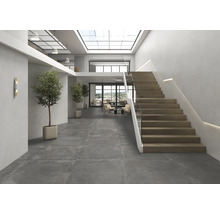 Heller Raum mit grauen Bodenfliesen, Treppe, Bäumen und Oberlicht