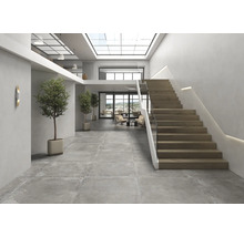 Heller Raum mit Treppe, Fliesenboden und Pflanzen