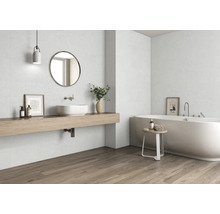 Helles Badezimmer mit Badewanne, Waschtisch, Spiegel und Holzfußboden