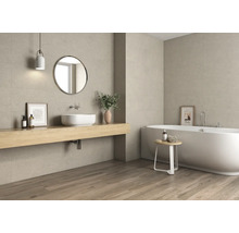 Modernes Badezimmer mit Badewanne, Waschtisch, Spiegel und Holzfußboden