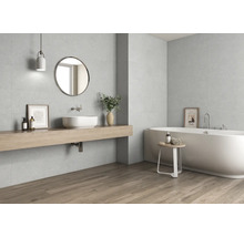 Modernes Badezimmer mit grauen Wandfliesen, Holzboden und weißer Badewanne