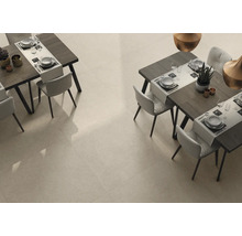 Beige Bodenfliesen in einem Esszimmer mit Tischen und Stühlen