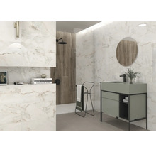 Modernes Badezimmer mit Marmorfliesen, Dusche, Waschtisch und Handtuchhalter