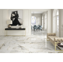 Heller Raum mit Marmorboden, Konsole und Sitzbank