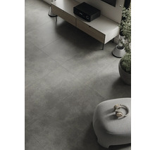 Innenraum mit modernem grauen Fliesenboden, TV-Schrank und Sitzhocker