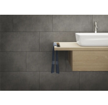 Modernes Badezimmer mit grauen Fliesen, Waschbecken und Handtuch