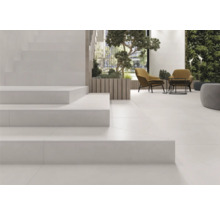 Heller Raum mit Treppe, Fliesenboden und Sitzbereich