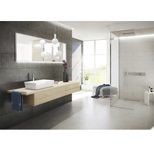 Helles Badezimmer mit Waschtisch, Spiegel, Dusche und Fenster für ein modernes Ambiente