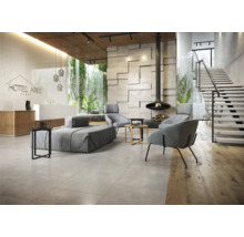 Innenaufnahme einer Hotellobby mit Fliesenboden, Rezeption, Sitzgelegenheiten und Kamin.