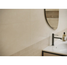 Badezimmerwand mit Fliesen, Waschbecken und Spiegel