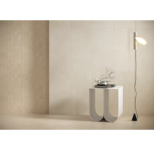 Beige Fliesen an Boden und Wand, mit Dekorationsartikel auf einem Beistelltisch und einer Stehlampe