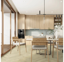 Helle Küche mit Holzakzenten, Esstisch und Stühlen.