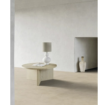 Helle Inneneinrichtung mit rundem Holztisch, Lampe und dekorativer Vase