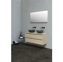 Badezimmer mit Waschtischunterschrank, zwei Aufsatzwaschbecken, Spiegel und Ablagetisch