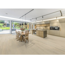 Helle, moderne Wohnküche mit Essbereich und Blick in den Garten