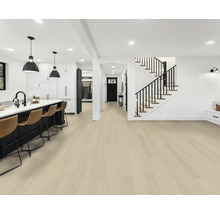 Helles Wohnzimmer mit Küche, Treppe und Holzboden