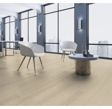 Heller Holzboden in einem modernen Büro mit Stühlen und Tisch