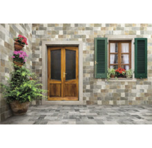 Außenbereich mit verfliestem Boden und Wand im Steinoptikdesign, Holztür und Fenster mit Fensterläden