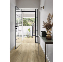 Flur mit Holzboden, Glastür und Konsole