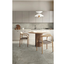 Helle Küche mit Fliesenboden, Esstisch und Stühlen