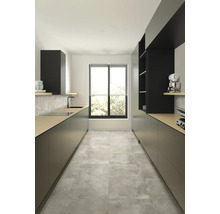 Moderne Küche mit Einbauschränken, Arbeitsplatte, Spüle, Fenster und Fliesenboden.