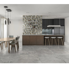 Heller Raum mit Essbereich und Küchenzeile, ausgestattet mit Esstisch, Stühlen, Kücheninsel mit Barhockern und Wandfliesen mit geometrischem Muster