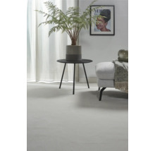 Dekoratives Wohnzimmer mit Beistelltisch, Topfpflanze und Sitzbank