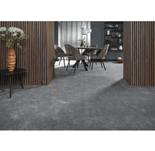 Innenraum mit grauem Teppichboden, Esstisch mit Stühlen, hölzerner Wandverkleidung und dekorativen Elementen.