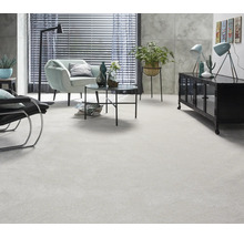 Helles Wohnzimmer mit Teppichboden, Sessel, Tisch und Dekoration