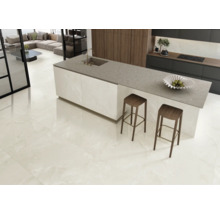 Heller Raum mit Bodenfliesen, Kücheninsel und Sitzgelegenheiten