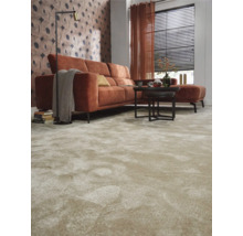 Wohnzimmer mit Teppich, Sofa, Tisch und Stehlampe