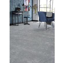 Wohnzimmer mit Teppichboden, Schreibtisch und Sessel