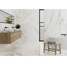 Modernes Badezimmer mit Marmorfliesen, Waschtisch, Spiegel und Badewanne für ein stilvolles Ambiente