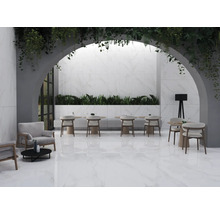 Innenraum mit Sitzbereich, Marmorfliesen und Pflanzen