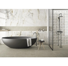 Modernes Badezimmer mit freistehender Badewanne, Dusche und Marmorfliesen