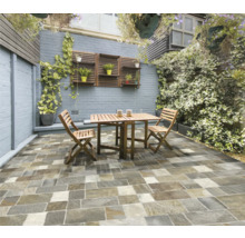 Gartenszene mit Pflastersteinen, Tisch und Stühlen