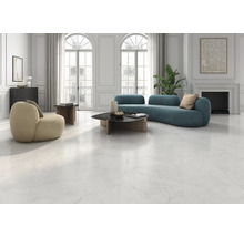 Helles Wohnzimmer mit Sofa, Sessel und Marmorbodenfliesen für ein elegantes Ambiente