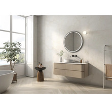 Helles Badezimmer mit Waschtisch, rundem Spiegel, Badewanne und großem Fenster