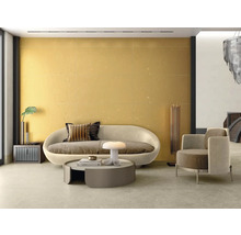 Modernes Wohnzimmer mit Couch, Sessel und Fliesenwand