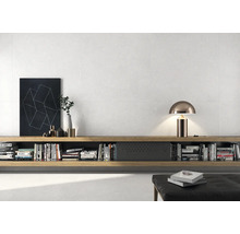 Wohnzimmer mit weißen Wandfliesen, Bücherregal, Lampe und Dekoration