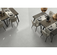 Szene mit Esstischen und Stühlen auf hellgrauen Bodenfliesen