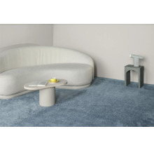 Wohnzimmer mit Teppich, Sofa, Tisch und Dekoration