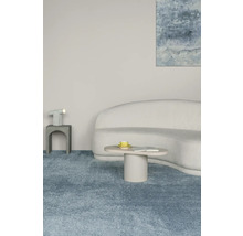 Wohnzimmer mit Teppich, Sofa, Tisch und Lampe