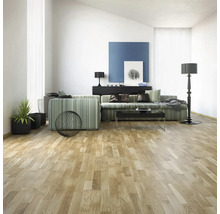 Wohnzimmer mit Sofa, Tisch, Stehlampe und Holzboden