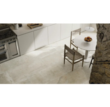 Moderne Küche mit Bodenfliesen in Steinoptik, Esstisch und Stühlen.