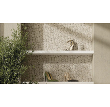 Regal mit Mosaikfliesen und Dekoration