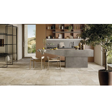 Helle Fliesen in einem Zimmer mit Kücheninsel, Regalen und Dekoration